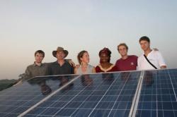 Alternative & Erneuerbare Energien News: Foto: Crew in Togo v.l.n.r.: Bjrn Winter, Mathias Raquet, Sandra Lust, Roubatou Affo-Tenin, Busso von Bismarck, Sven Lehmann.