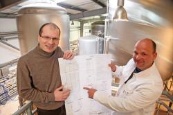 Bier-Homepage.de - Rund um's Thema Bier: Biere, Hopfen, Reinheitsgebot, Brauereien. | Foto: Geschftsfhrer Markus Berberich (links) und Mlzer Christoph Puttnies freuen sich auf die neuen Grtanks fr das begehrte Strtebeker Bernstein Weizen.