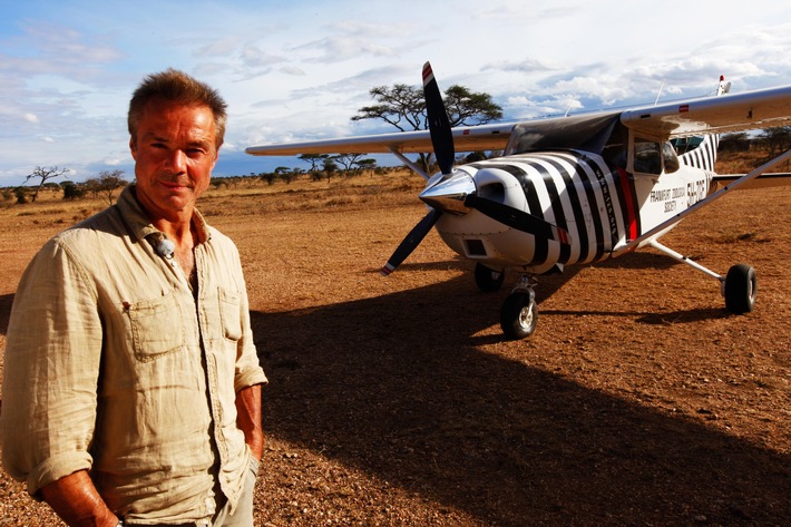 Suedafrika-News-247.de - Sdafrika Infos & Sdafrika Tipps | Foto: Hannes Jaenicke steht vor dem berhmten geflgelten Zebra, so nannte der Zoologe Dr. Bernhard Grzimek liebevoll das Flugzeug.