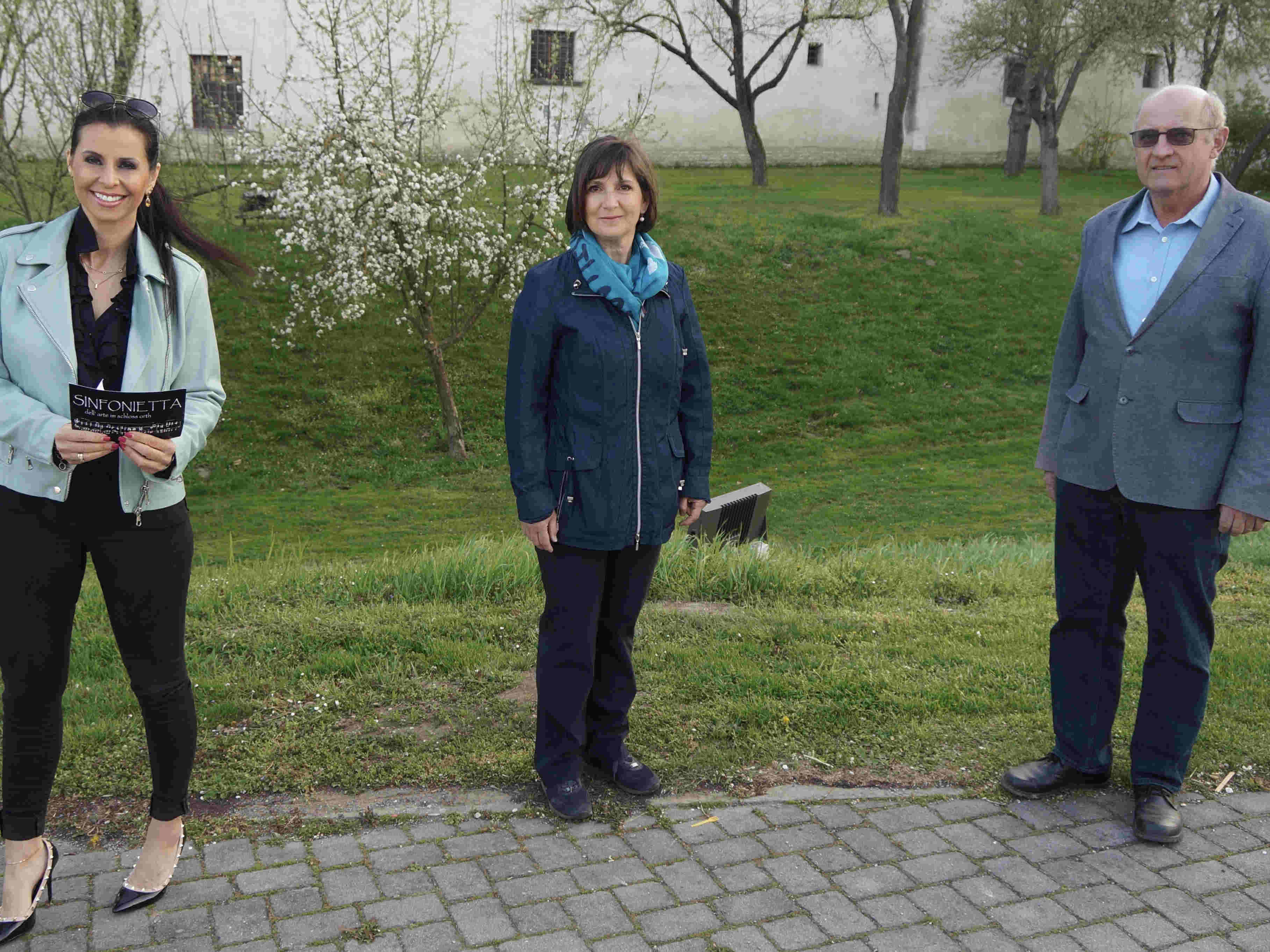 News - Central: Die Obfrau von Klassik im Marchfeld, Brigitte Weilinger (mitte) der Brgermeister der Marktgemeinde Orth an der Donau, Johann Mayer im Gesprch mit Petra Schwarz