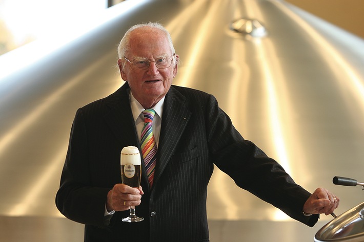 Bier-Homepage.de - Rund um's Thema Bier: Biere, Hopfen, Reinheitsgebot, Brauereien. | Foto: Dr. h.c. Friedrich Schadeberg, Seniorchef der Krombacher Brauerei, feiert am Tag des Deutschen Bieres seinen 95. Geburtstag.