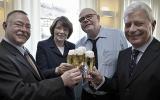 Bier-Homepage.de - Rund um's Thema Bier: Biere, Hopfen, Reinheitsgebot, Brauereien. | Foto: Horst Blom, Susanne Veltins, Oliver Landsberger und Jrgen Witt (v. l.) stoen an.