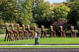 Historisches @ Historiker-News.de | Foto: M. Abakanowicz, Ten Seated Figures, 2010, Blickachsen 8(2011), c Stift. Blickachsen & Knstlerin