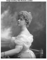 Historisches @ Historiker-News.de | Foto: Daisy Frstin von Pless (1873-1943), 1898 (c) Victoria & Albert Museum, London.