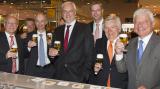 Bier-Homepage.de - Rund um's Thema Bier: Biere, Hopfen, Reinheitsgebot, Brauereien. | Foto: NRW-Wirtschaftsminister Garrelt Duin (M.) Stand des Brauereiverbandes NRW.