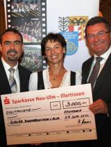 Deutsche-Politik-News.de | Foto: Ulrike Mller, MdL, bergibt Spendenscheck in Hhe von 3000.- EURO.