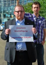Deutsche-Politik-News.de | Mitglieder der dbb jugend nrw protestieren vor der Dsseldorfer Staatskanzlei