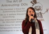 Deutsche-Politik-News.de | Wahlleiterin Nicole Seiler aus Frankfurt in ihrem Element. Sie erklrt das Wahlprozedere.