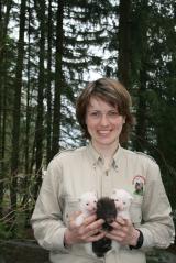 Tier Infos & Tier News @ Tier-News-247.de | Foto: Tierpflegerin Petra Poppe prsentiert stolz den Nachwuchs im Wildpark Willingen.