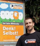 Deutsche-Politik-News.de | Andr Hoffmann, Landtagskandidat der Piraten Hessen vor dem ersten Wahlkampfplakat in Biebesheim