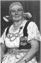 Historisches @ Historiker-News.de | Foto: Frau in Teschener Tracht-Historische Fotografie Oberschlesisches Museum in Beuthen.