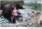 Tier Infos & Tier News @ Tier-News-247.de | Foto: Tanja Askani, Falknerin im Wildpark Lneburger Heide, beschftigt sich seit knapp 15 Jahren mit den Wlfen, hat das Wolfsgehege im Wildpark aufgebaut. 1998 zog sie ihren ersten verwaisten Polarwolfswelpen auf.