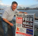 Deutsche-Politik-News.de | Foto: Hamburg: FREIE-WHLER-Chef W.A. Wiegand mit Wahlplakat.