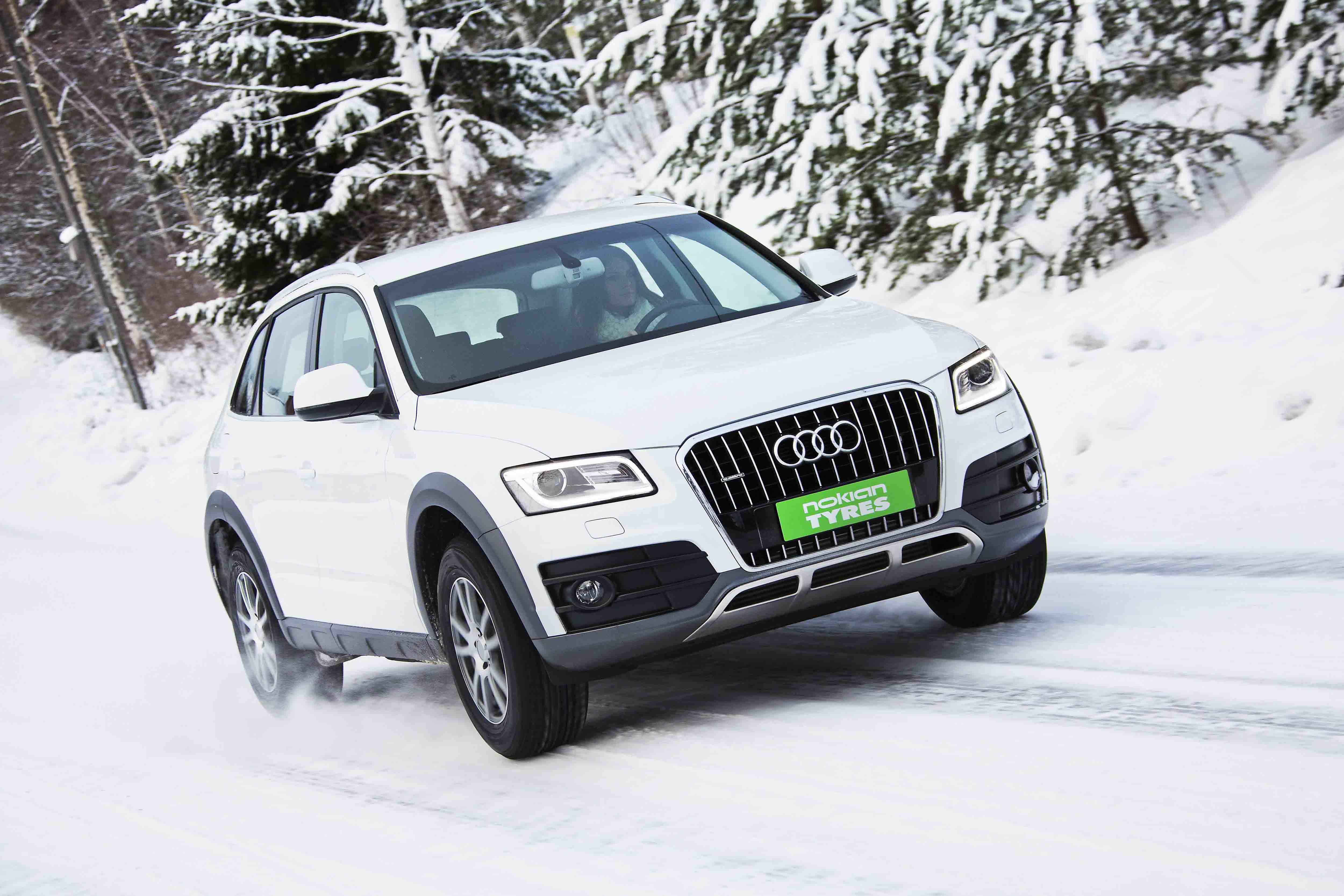 Auto News | Der neue Nokian WR SUV 3 High Performance Winterreifen fhrt sich hervorragend bei Schnee und Schneematsch mit festestem Griff     Foto: Nokian Reifen