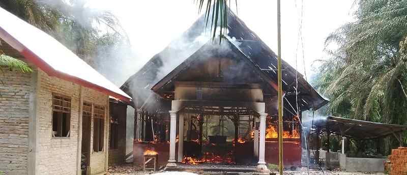 Deutsche-Politik-News.de | Brennende Kirche in Aceh Singkil, Indonesien, Oktober 2015.