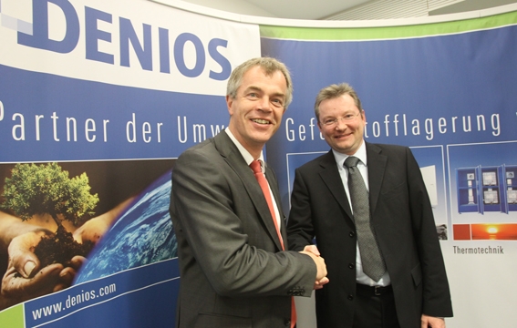 Deutsche-Politik-News.de | DENIOS-Vorstand Benedikt Boucke (re.) begrßt den NRW-Umweltminister Johannes Remmel.