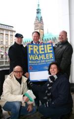 Deutsche-Politik-News.de | FREE WHLER Hamburg prsentieren vorm Rathaus Plakatmotiv.