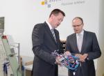 Deutsche-Politik-News.de | awekProtech Geschftsfhrer Dirk Dnges zeigt Ministerprsident Erwin Sellering die Kabelkonfektion.