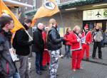 Duesseldorf-Info.de - Dsseldorf Infos & Dsseldorf Tipps | Piraten in Weihnachtsmannverkleidung vor dem Hauptbahnhof in Dsseldorf