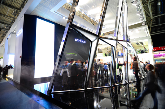 Deutsche-Politik-News.de | Das auf der BAU 2013 pr�sentierte Sch�co Parametric Concept ist eine Studie, die auf dreidimensionalen Planungen und Entw�rfen basiert. So entstehen neue Geb�udeformen mit ganz neuen Eindr�cken und Funktionen.