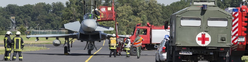 Deutsche-Politik-News.de | Tag der Bundeswehr bei der Luftwaffe / Laupheim und Nrvenich erwarten Ihren Besuch Bundeswehrfeuerwehr Nrvenich bei der simulierten Pilotenrettung an der Landebahn.