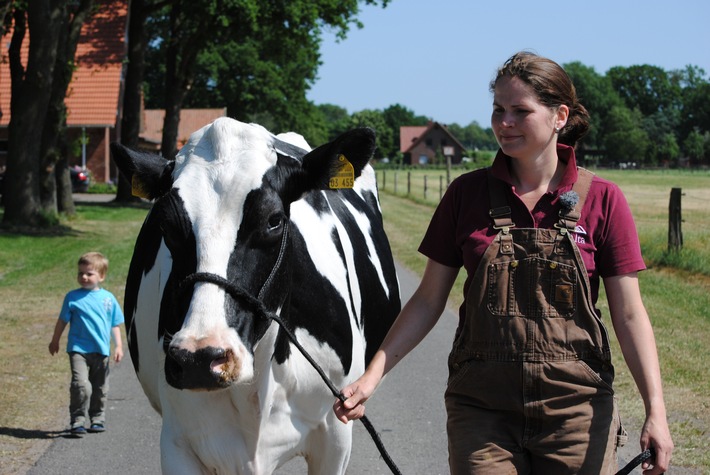 Foto: Janine mit Krista  / Das kleine Fernsehspiel - Die schne Krista |  Landwirtschaft News & Agrarwirtschaft News @ Agrar-Center.de