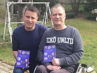 Ronny Kienert und Sascha Stoltze mit den Buch �Anstarren oder Wegsehen?� (� DIVEREX�) | Freie-Pressemitteilungen.de