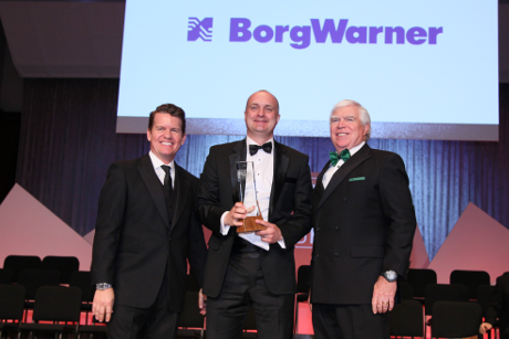 Jason Stein und J. Ferron von Automotive News verleihen Mike Ausbrooks (Mitte) von BorgWarner einen PACE Award 2019. | Freie-Pressemitteilungen.de