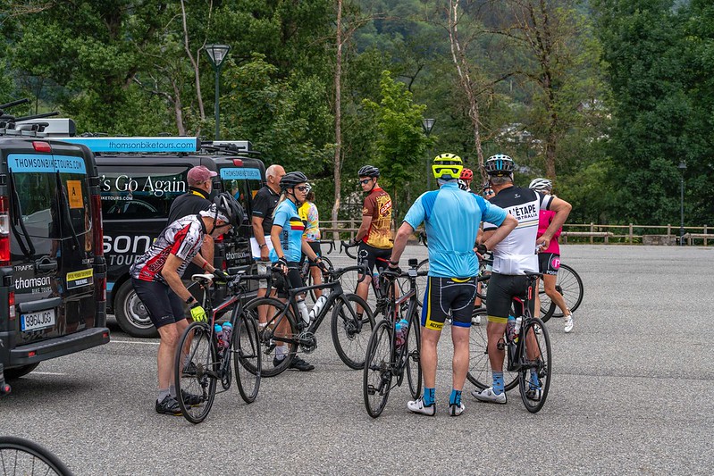 Eine Gruppe Radrennfahrer macht Pause am Servicestopp. | Freie-Pressemitteilungen.de